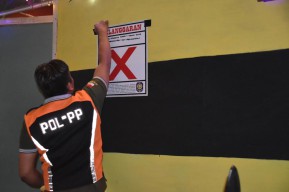 Satpol PP Surabaya Tindak Dua Tempat Usaha Jual Alkohol Tanpa Izin