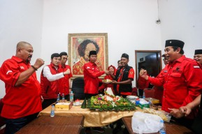 Potong Tumpeng, PDIP Surabaya Syukuran Turunnya Rekom Eri-Armuji