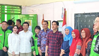 Khofifah-Emil hingga Eri Cahyadi Dampingi Gibran Bagikan Makan Gratis di Surabaya