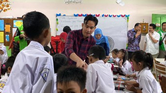 Gibran Sebut Khofifah Gubernur Saat Bagi Makanan Gratis di Surabaya