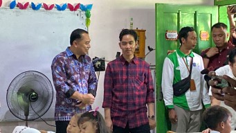 Gibran Puji Wali Kota Eri Soal Program Makan Gratis di Surabaya