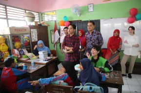 Dampingi Gibran Simulasi Makan Gratis di Surabaya, Pengamat: Komunikasi yang Baik dari Eri Cahyadi