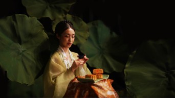 JW Marriott Surabaya Lestarikan Kue Bulan dengan Taman Bunga di Terang Rembulan