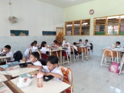 Pemkot Surabaya Terus Uji Coba Makan Gratis di Lima Sekolah