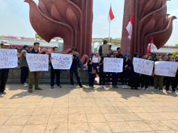 Massa Lakukan Aksi di Tugu Pahlawan Kawal Putusan MK, Ini Tuntutannya