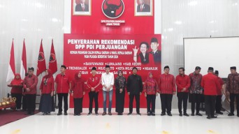 PDIP Jatim Serahkan Surat Rekom 10 Bacakada, Ini Daftarnya