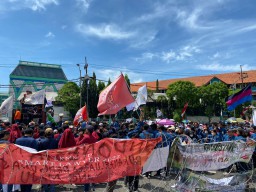 Penuh Kecaman, Ribuan Mahasiswa Surabaya dan Buruh Aksi Turun ke Jalan