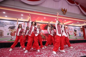 Untag Surabaya Relaunching Maskot: Tarian Owl Surabaya Pikat Hati Penonton