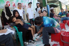 Peduli Tuna Daksa, Remaja Surabaya Salurkan Kaki dan Tangan Palsu