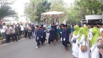 Diiringi Kirab Budaya, Pasangan Khofifah-Emil Daftar ke Kantor KPU Jatim