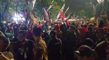 Antusias Warga Jatim  Iringi Pasangan Risma-Gus Hans Daftar Pilgub