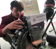 Mahasiswa UM Surabaya Bikin Alat Penanam Jagung 3 in 1, Begini Cara Kerjanya