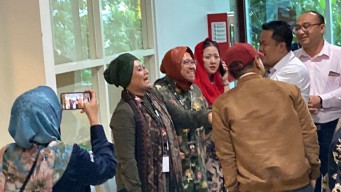 Tes Kesehatan, Cagub Luluk dan Risma Tampak Mesra