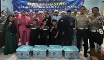 HUT Lalu Lintas ke-69, Ditlantas Polda Jatim Gelar Baksos dan Bansos