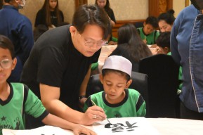 Kenalkan Budaya Tionghoa, Shangri-La Surabaya Ajarkan Seni Kaligrafi