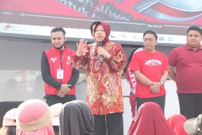 Ikut Senam Bareng, Risma Bakar Motivasi Warga Mulyorejo Surabaya