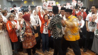 Pendukung Risma-Gus Hans Ramaikan Pengambilan Nomor Urut Paslon
