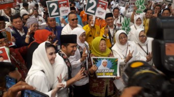 Khofifah Lanjutkan Program Nawa Bakti Satya, Pendukung Nyanyi Ya Lal Wathon