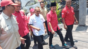 Kampanye Perdana, Armuji Blusukan Tinjau Usulan Perbaikan Jalan dan Sapa Warga