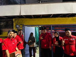 PDIP Surabaya Tempel Stiker Risma-Gus Hans dan Eri-Armuji di Rumah Warga