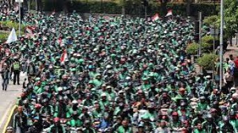 Ribuan Ojol Demo, Jalur Alun-alun Sidoarjo - Terminal Purabaya Macet