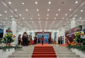 Bertema, Begini Baju Adat Luluk-Lukman dan Khofifah-Emil di Debat Perdana