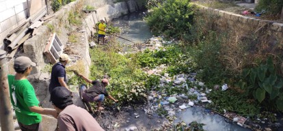 Tak Direspon Pemkot Surabaya, Warga Pakis Gotong Royong Bersihkan Sungai Penuh Sampah
