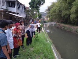 Kunjungi Malang, Risma Tinjau Sungai yang Langganan Meluap saat Hujan Deras
