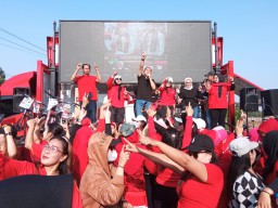 Senam SICITA, Eri Cahyadi Promosikan Risma-Gus Hans ke Emak-emak