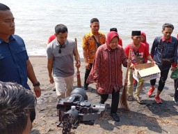 Risma Bersih-bersih Pantai Duta dan Diskusikan Kesejahteraan Nelayan
