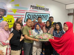 Pedagang Pasar Kembang Bawa Tiga Tumpeng Dukung Eri-Armuji