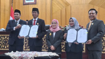 Empat Pimpinan DPRD Surabaya Resmi Ditetapkan