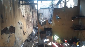 Diduga Korsleting Listrik Rumah Tiga Petak Ludes Terbakar di Ploso Surabaya