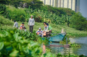 SIER Bersama PJT I dan PSS Gelar Aksi Bersih Sungai dan Tebar 10 Ribu Benih Ikan di Kali Wonokromo
