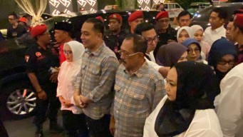 Tak Lagi Berkemeja Putih, Eri-Armuji Kenakan Baju Warna Dominan Biru-Kuning di Debat Perdana