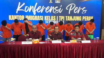 10 WNA Sindikat Scamming Ditangkap dan Dipulangkan ke Negara Asal