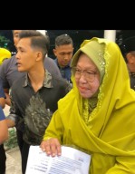 Bawa Berkas Catatan, Risma-Gus Hans Pakai Baju Adat Surabaya di Debat Pilgub Jatim