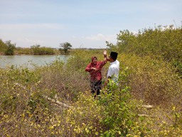 Tinjau Sungai Kemuning, Risma Beri Solusi Banjir Tahunan