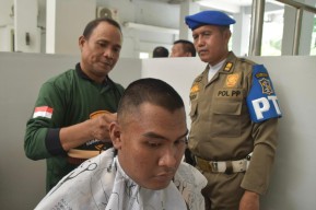 Pangkas Rambut di Gedung Satpol PP Surabaya, Harga Rp10 Ribu saja!