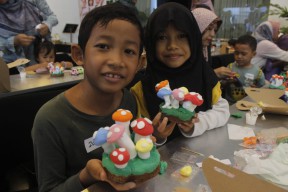 Seplaydate ARTOTEL TS Suites Surabaya, Ajak Anak Bermain Tanah Liat