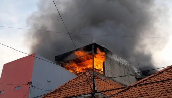 Ruko Sembako di Keputran Ludes Terbakar, 10 Unit Dikerahkan
