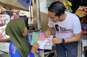 Kader PDIP Eri Irawan Door to Door Menangkan Risma-Gus Hans dan Eri-Armuji