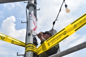 Tower Tak Berizin di Klampis, Satpol PP Surabaya Segel dan Putus Listrik