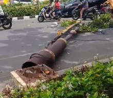 Tiang Listrik Tumbang di Merr Surabaya, Hampir Timpa Pengendara