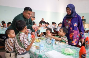 HUT ke-8 Vasa Hotel Surabaya Bagi Makan Bergizi Gratis, Dukung Program Prabowo-Gibran