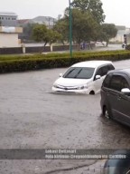 Hujan Deras, Kawasan Perbatasan Surabaya-Sidoarjo Alami Genangan Tinggi