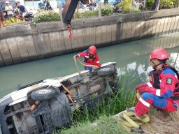 Hilang Kendali, Pikap Putih Nyebur ke Sungai di Surabaya
