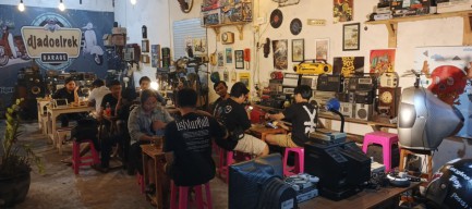 Djadoelrek, Kedai Kopi Retro Para Pencinta Nostalgia di Surabaya