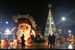 Hiasan Tematik Natal Semarakkan Sejumlah Jalan Pusat Kota Surabaya