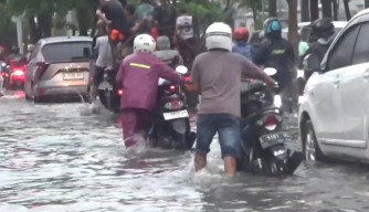 Surabaya Dikepung Banjir, Warga Keluhkan Sistem Drainase
